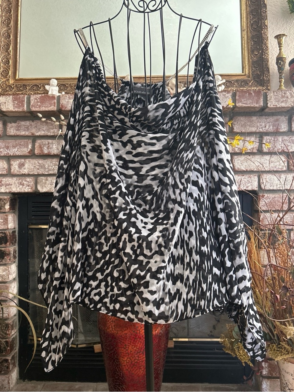 Bold Elements Women's Black & White Cold Shoulder Chain Strap Cow Neck Blouse